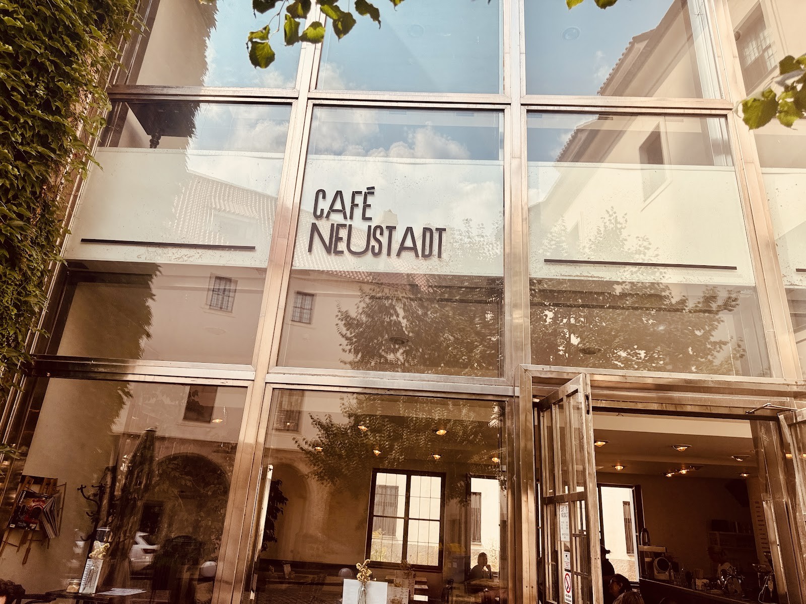 Cafe Neustadt: the place