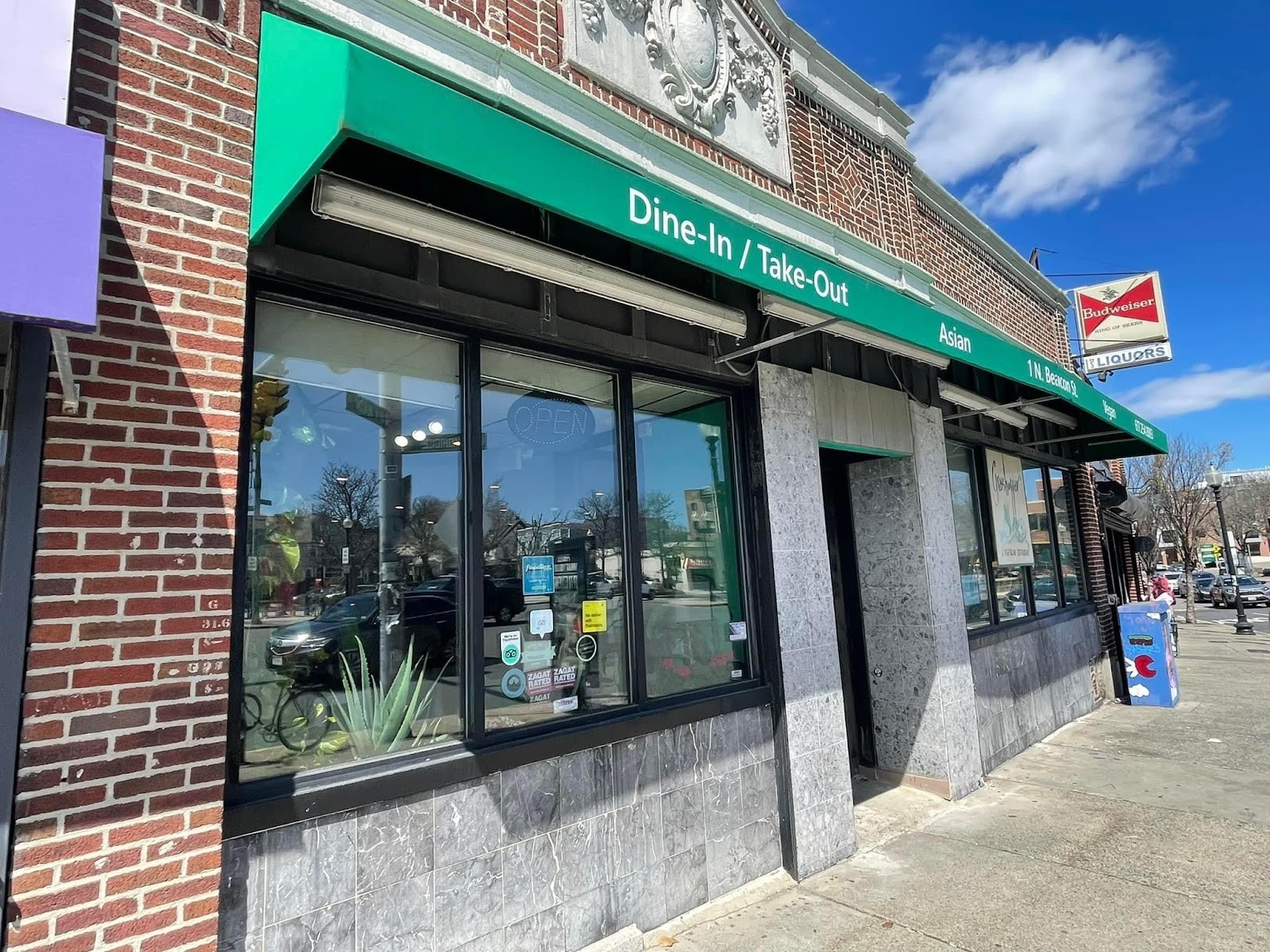 Grasshopper Vegan Restaurant: the place