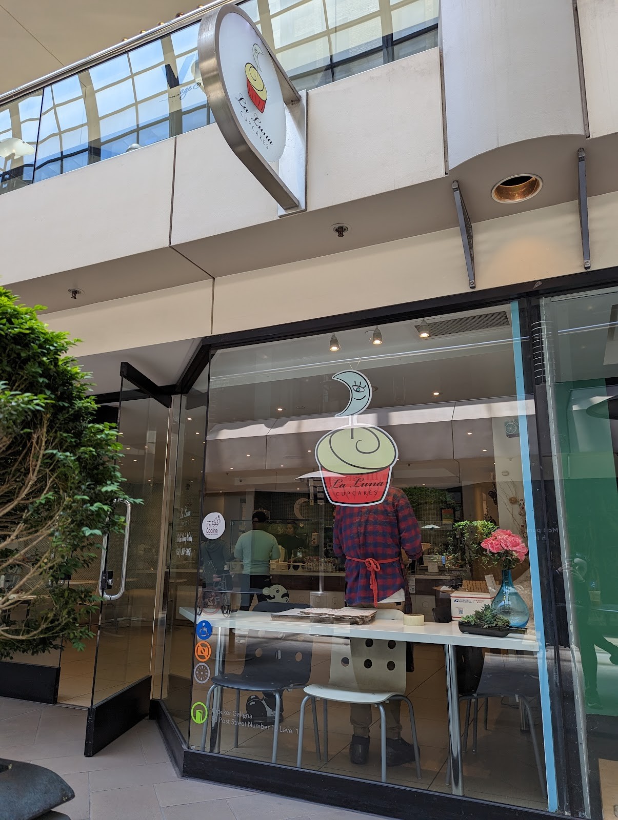 La Luna Cupcakes: the place