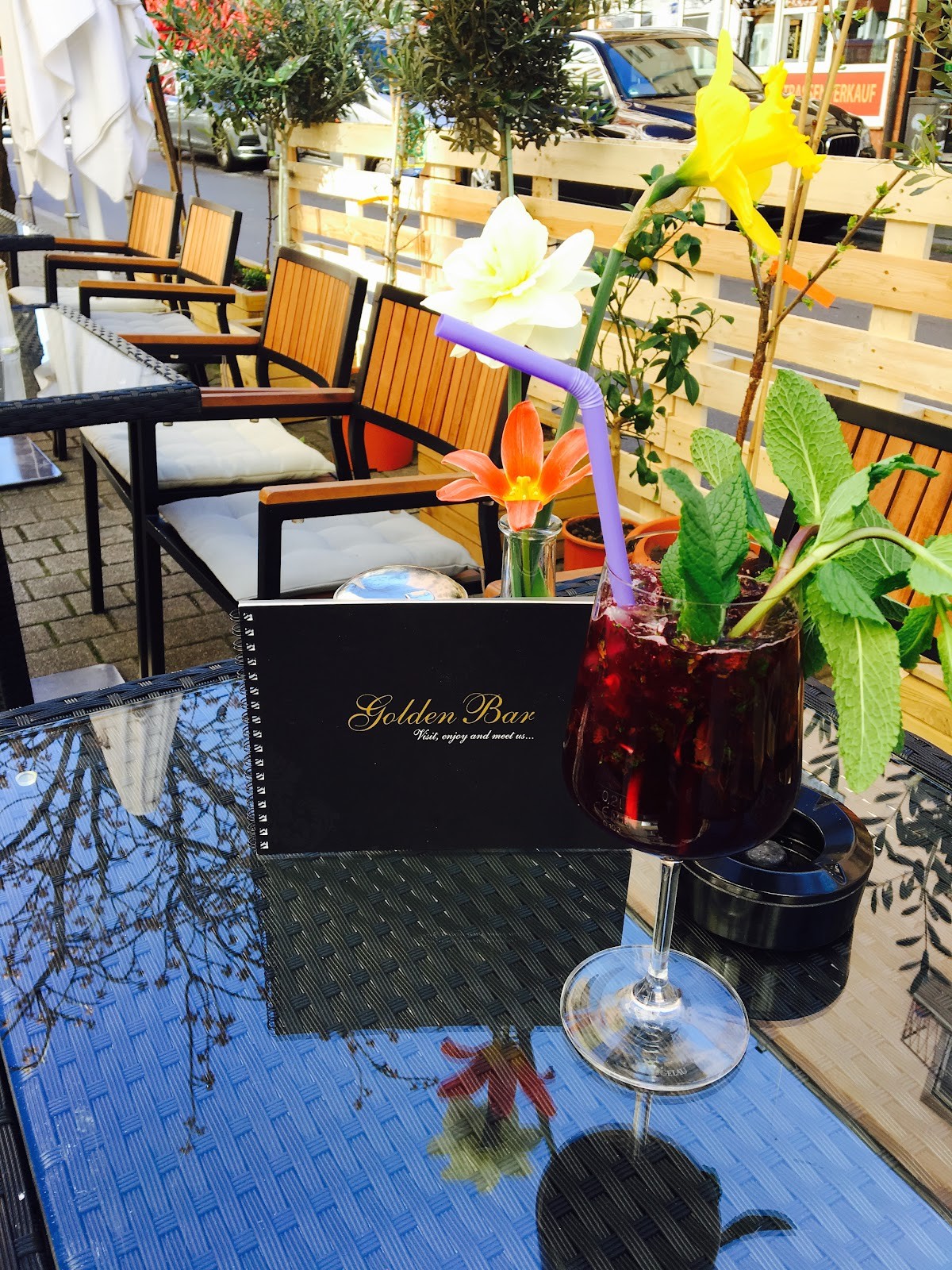 Golden Café: the place