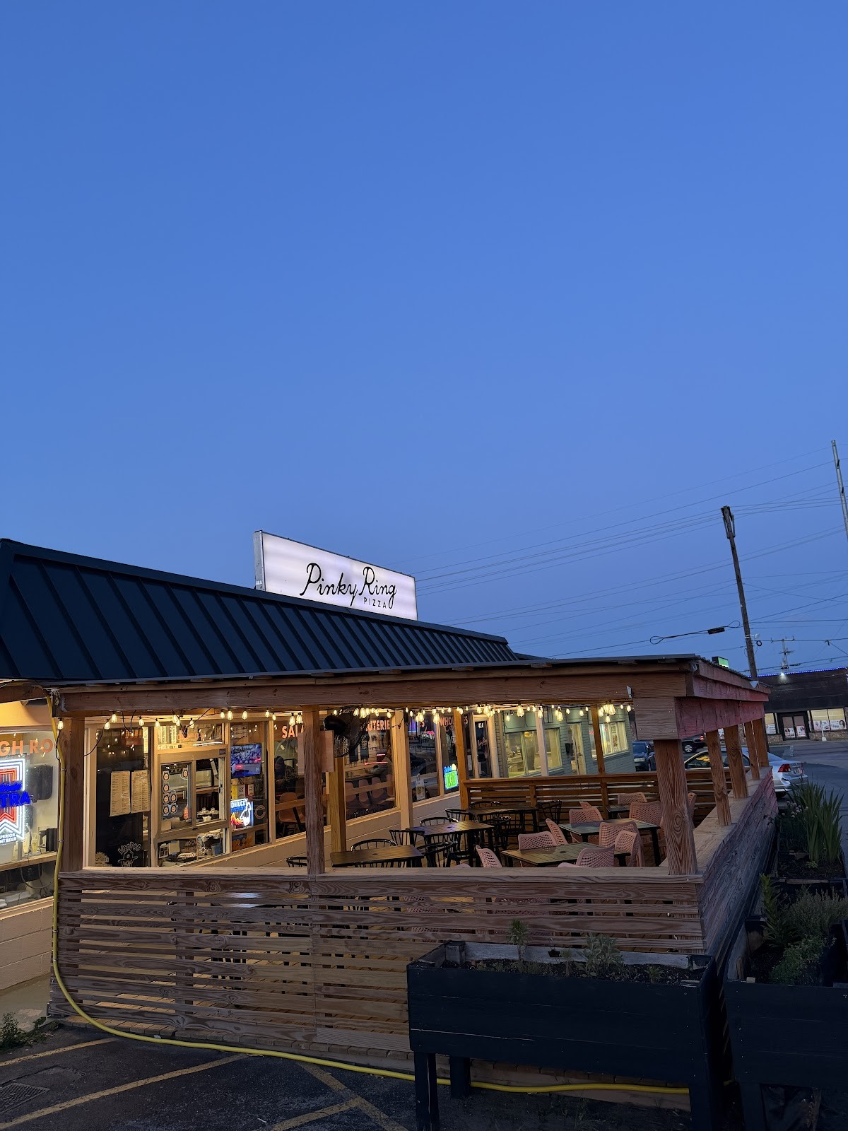 Pinky Ring Pizza: the place