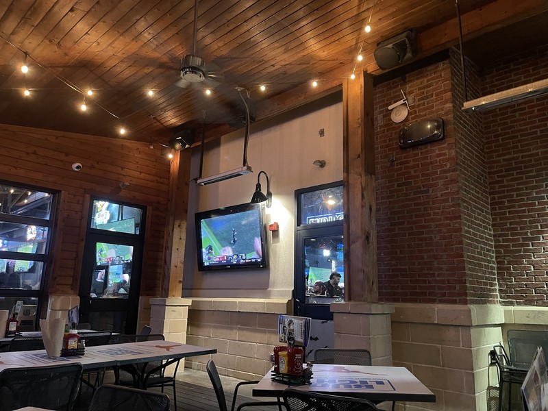 Pluckers Wing Bar - N Interstate 35: photo 4