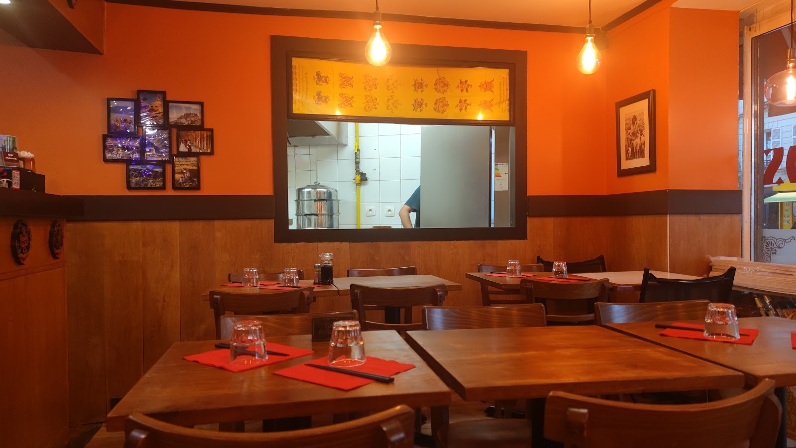 Bar à momos: the place