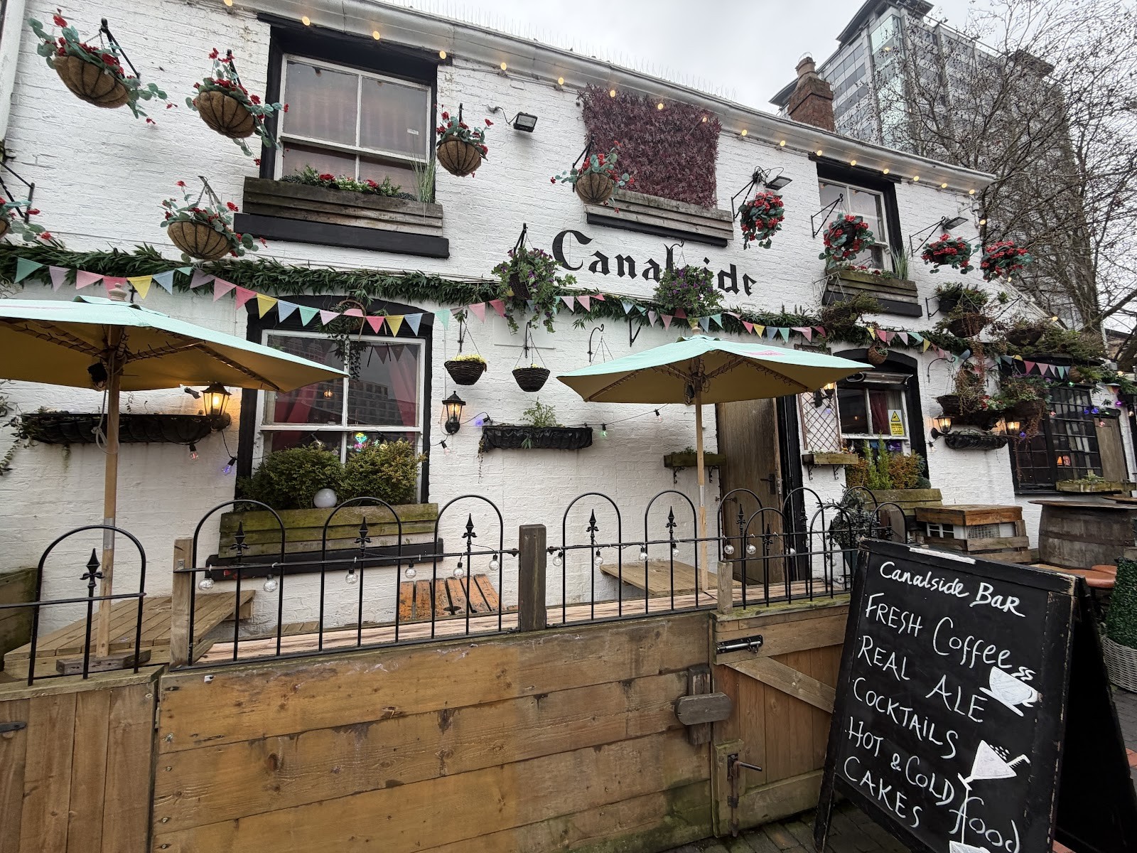 Canalside Bar: the place