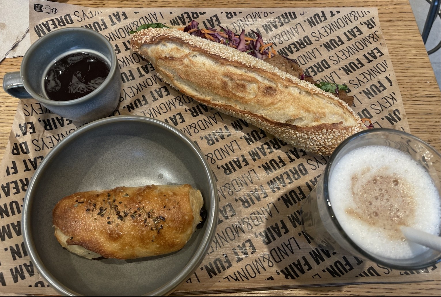 Land&Monkeys Montmartre: food & drinks