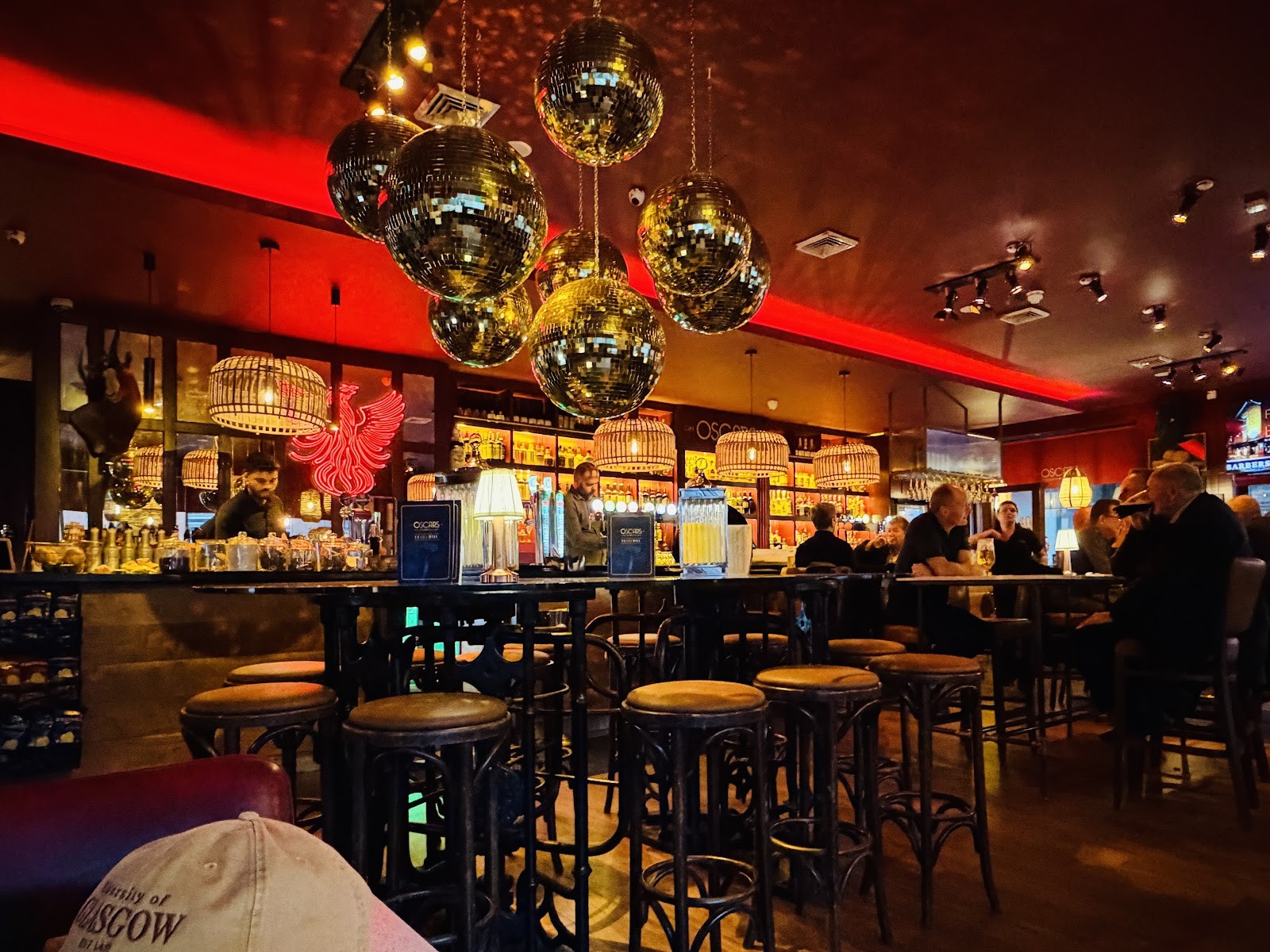 Oscars Café Bar: the place