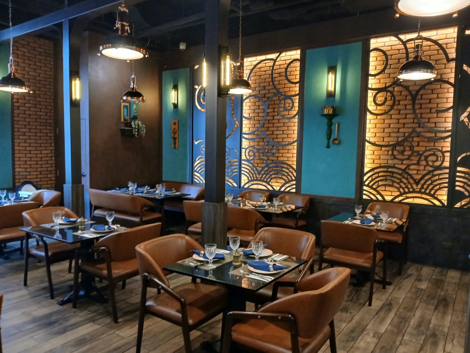 Tandoori junction Halal Indian Restaurant: the place